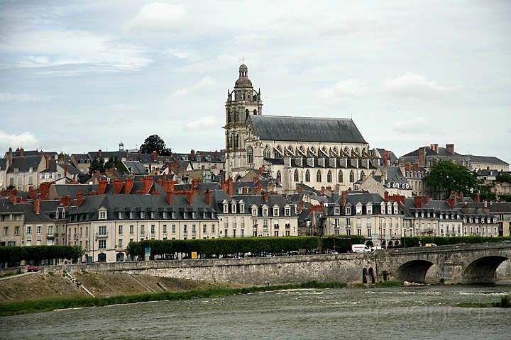 eu_fr_loire_tal_017.jpg - Blick über die Loire nach Blois und Schloß Blois