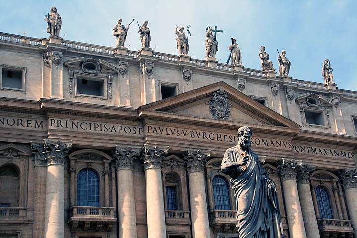 eu_va_042.jpg - Die Front des Sankt Peter Doms in Rom