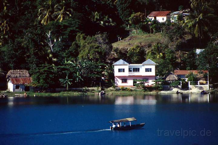 ma_guatemala_006.JPG - Häuser am See von Flores, dem Ausgangspunkt für Touren nach Tikal in Guatemala