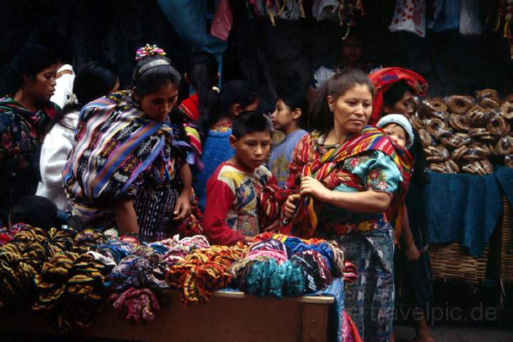ma_guatemala_010.JPG - Auf dem stark besuchten Markt von Chichicastenango im Hochland von Guatemala