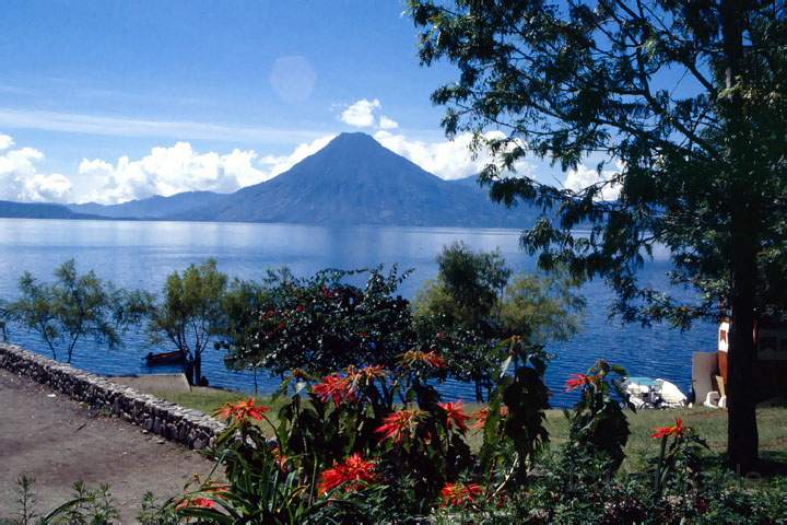 ma_guatemala_011.JPG - Aussicht auf den Atitlan-See mit dem Vulkan San Pedro im Hochland von Guatemala