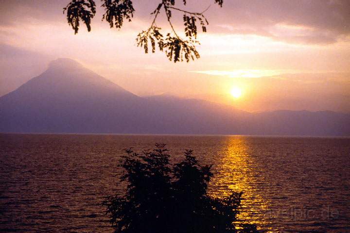 ma_guatemala_018.JPG - Sonnenuntergang am Atitlan-See im Hochland von Guatemala