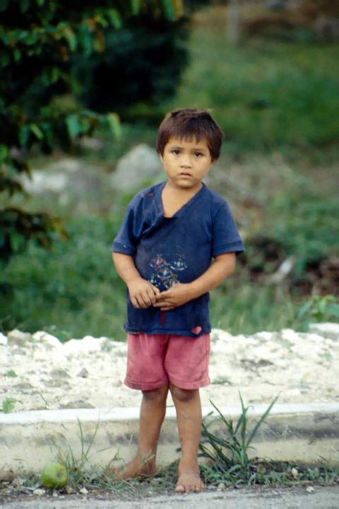 ma_mexiko_005.JPG - Ein mexikanischer Junge bei der Maya Anlage von Coba, Mexiko