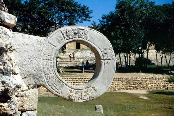 ma_mexiko_007.JPG - Tor vom Ballspielplatz der Maya Anlage von Chichen Itza auf der Halbinsel Yukatan, Mexiko
