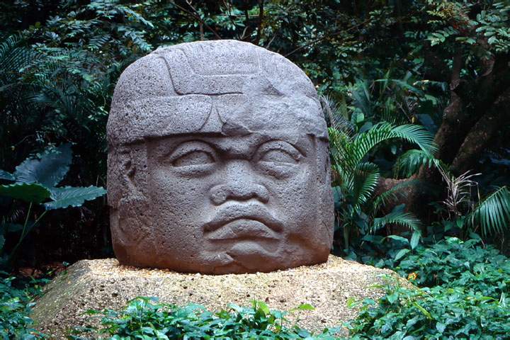ma_mexiko_011.JPG - Eine ca. 2m große Olmekenfigur im Parque La Venta in Villahermosa, Mexiko