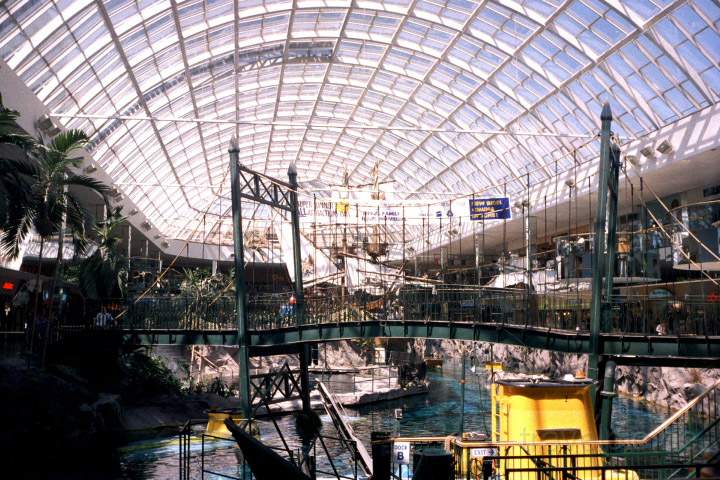 na_ca_alberta_011.JPG - Die West Edmonton Mall ist eine riesige Einkaufswelt in Albertas Hauptstadt Edmonton, Kanada