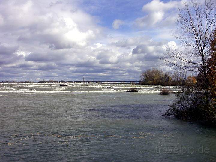 na_ca_niagarafaelle_003.jpg - Zulauf der Niagarafälle bei Toronto in Kanada