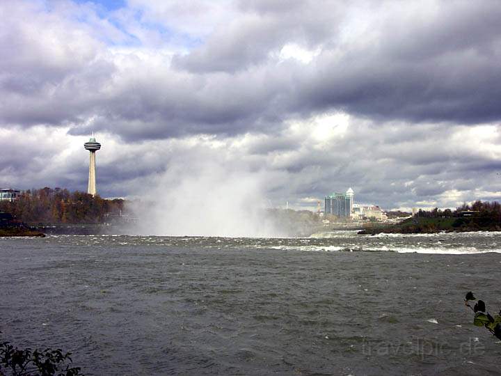 na_ca_niagarafaelle_004.jpg - Zulauf der Niagarafälle bei Toronto mit CN-Tower im Hintergrund