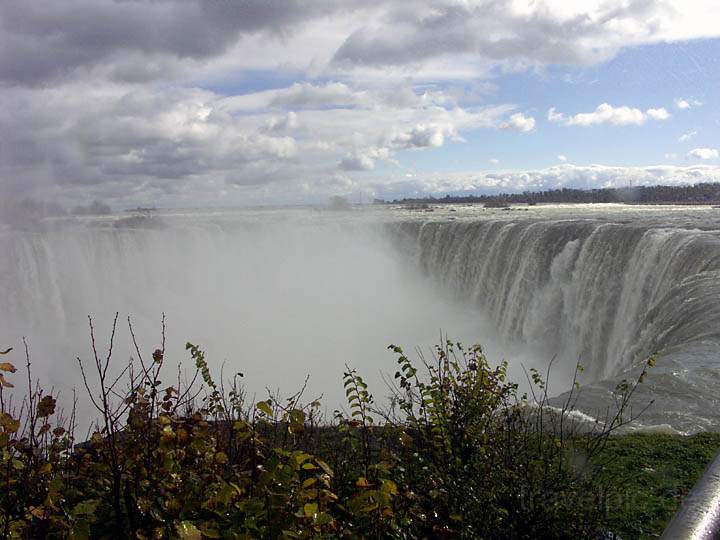 na_ca_niagarafaelle_007.jpg - Das Getöse der Niagara Falls auf kanadischer Seite