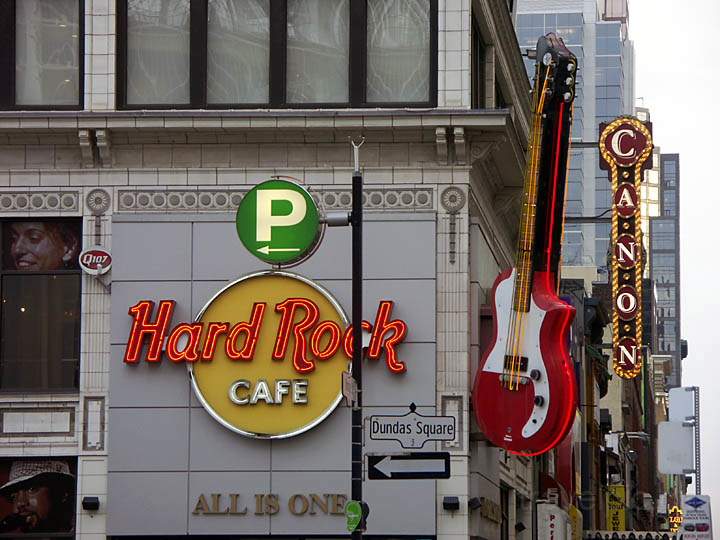 na_ca_toronto_032.JPG - Die Fassade des Hard Rock Café auf der Yonge Street in Toronto