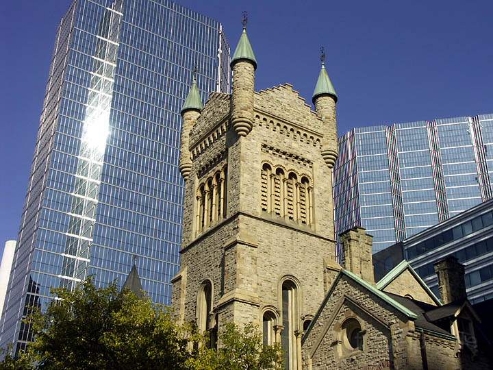 na_ca_toronto_011.JPG - Kleine alte Kirche neben dem Büroturm aus Stahl und Glas in Downtown Toronto