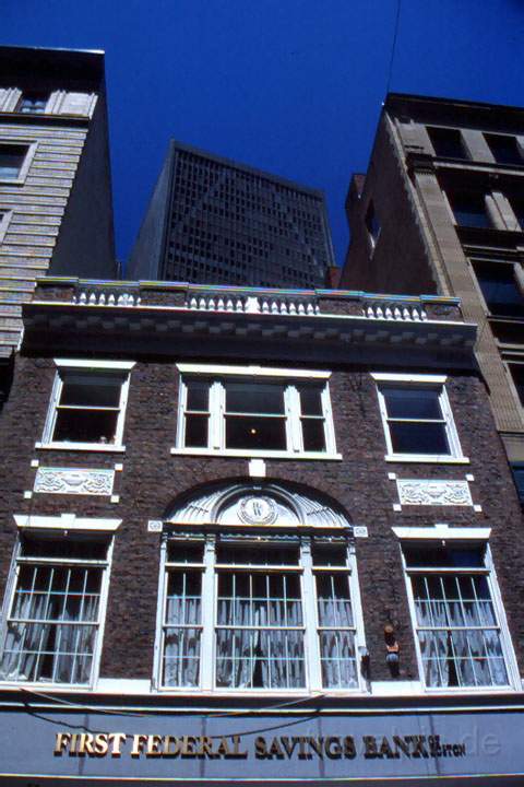 na_us_boston_004.JPG - Historische und neue Bankgebäude in Donwtown Boston, Massachussetts
