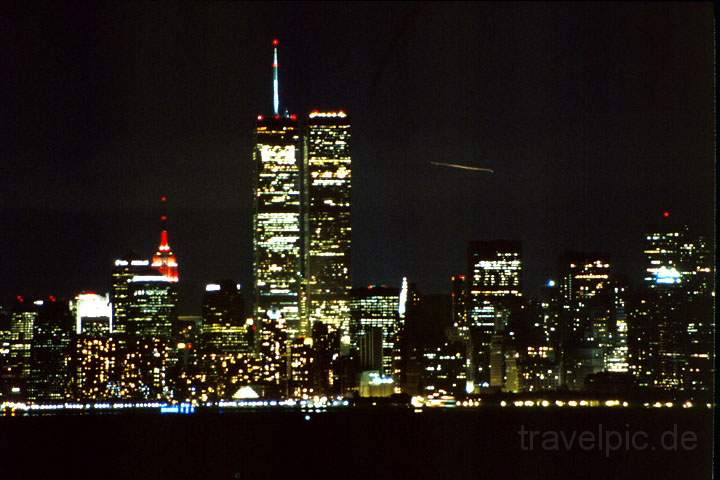 na_us_new_york_024.JPG - Die Skyline von Manhattan bei Nacht, New York