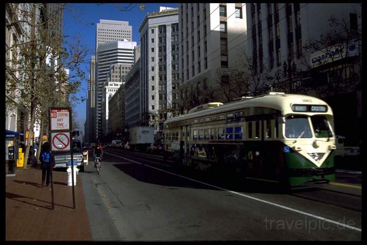 na_us_san_francisco_008.JPG - Historische Straßenbahnen auf der Market Street in San Francisco
