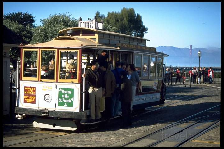 na_us_san_francisco_012.JPG - Historische Cable Cars fahren immer noch auf den Straßen von San Francisco, USA
