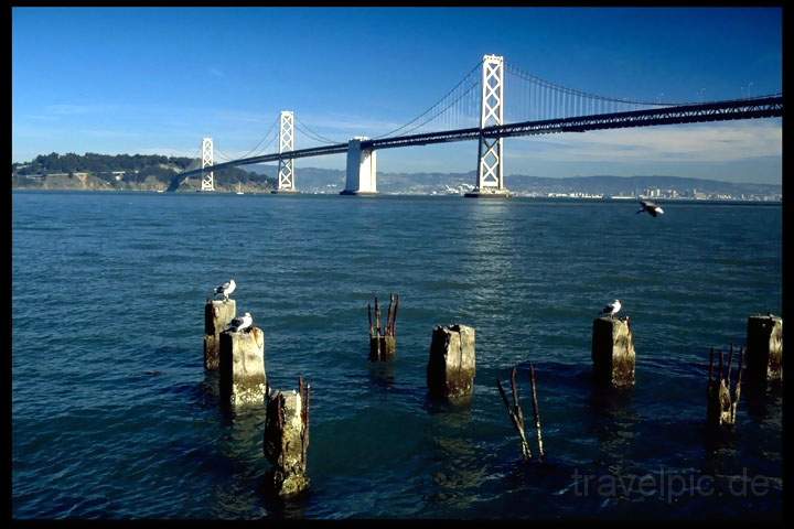 na_us_san_francisco_017.JPG - Die Bay Bridge führt überirdisch nach Oakland auf der anderen Seite der Bay, San Francisco