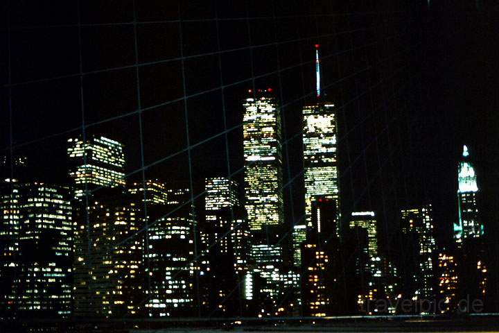 na_us_new_york_005.JPG - Blick auf Financial District New York von der Brooklyn Bridge bei Nacht