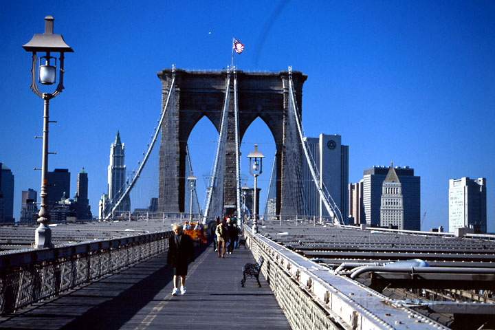 na_us_new_york_011.JPG - Bild vom Fußgängerweg auf der Brookly Bridge von Brooklyn nach Manhattan, New York