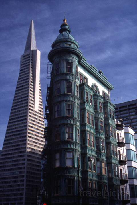 na_us_san_francisco_005.JPG - Ein historisches Gebäude und die Transamerica Pyramid in San Francisco, USA