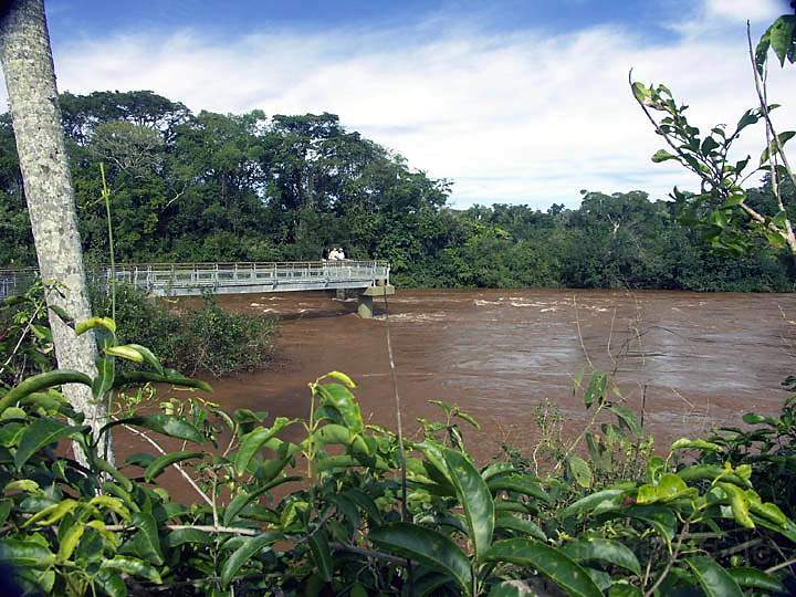 sa_ar_iguacu_002.JPG - Brückenstege über den Iguacu-Fluß zum Devils Throat