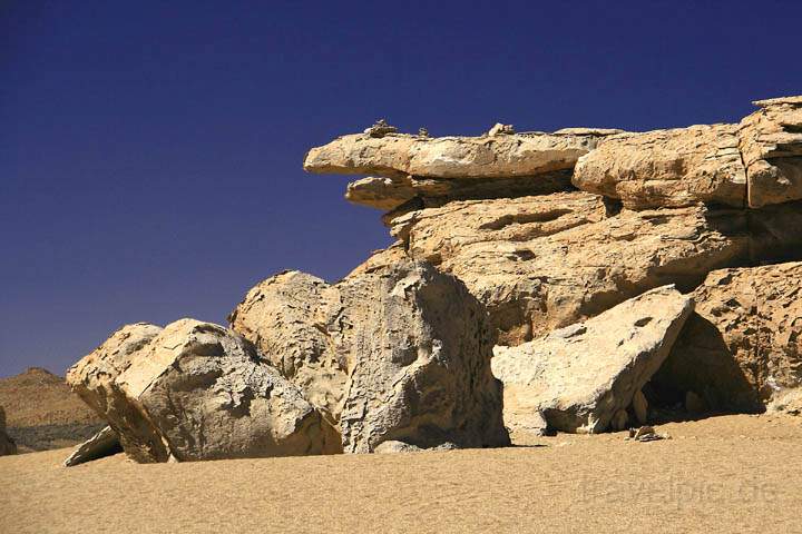 sa_bo_arbol_de_piedra_009.jpg - Eine Art Schlagenkopf wird gebildet durch Felsen im Altiplano