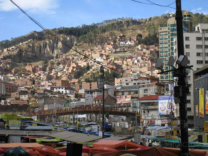 sa_bo_la_paz_002.jpg - Die Fußgängerbrücke über die zentrale Avenida Montes in La Paz