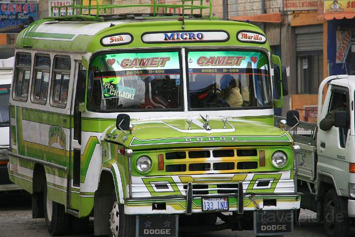 sa_bo_la_paz_004.jpg - Ein typischer Bus in den Straßen von La Paz in Bolivien