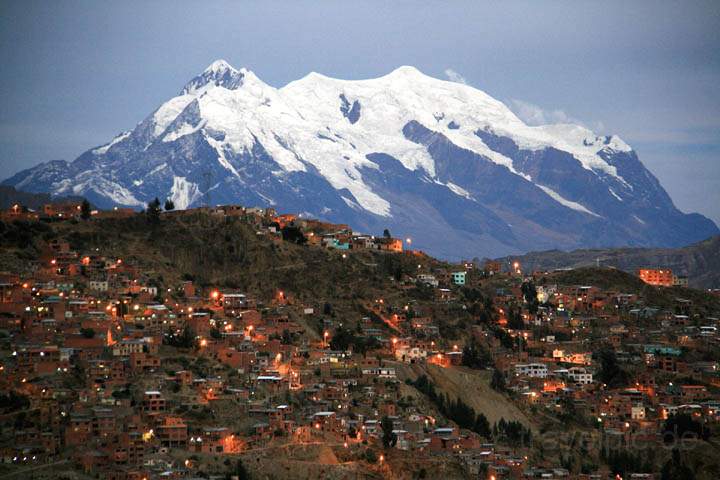 sa_bo_la_paz_010.jpg - Der Illumani ist mit 6.439m Höhe der imposante Hausberg von La Paz