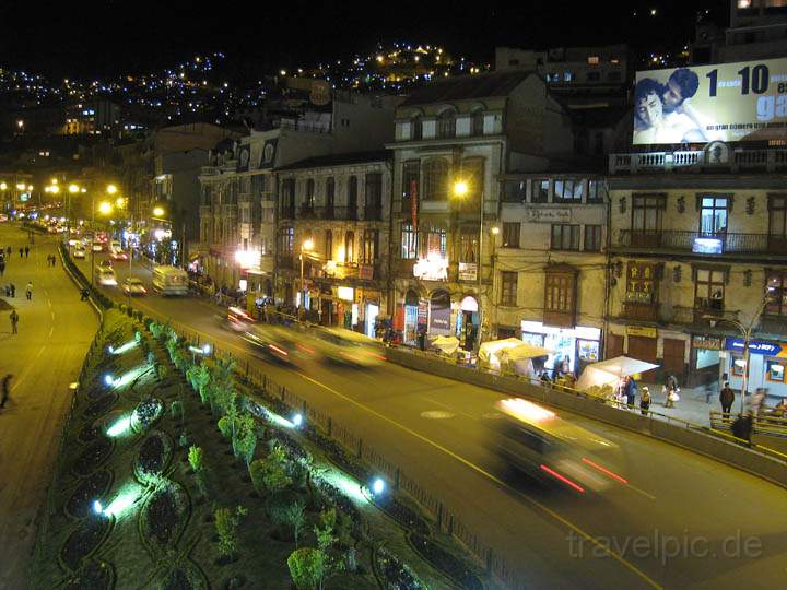 sa_bo_la_paz_019.jpg - Blick von der Fußgängerbrücke über die zentrale Avenida Montes bei Nacht
