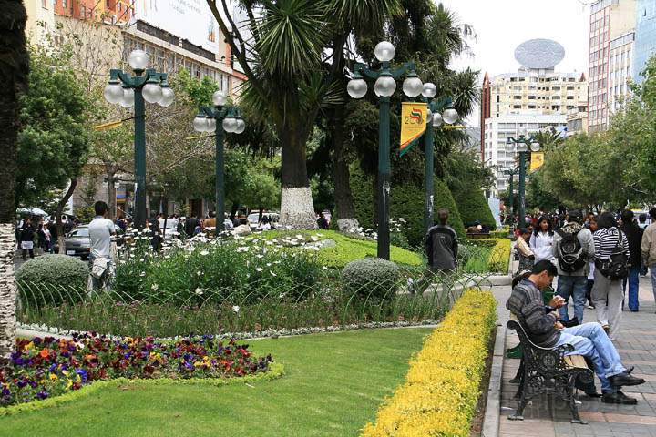 sa_bo_la_paz_022.jpg - Die Avenida 16 de Julio im Süden von La Paz ist deutlich moderner
