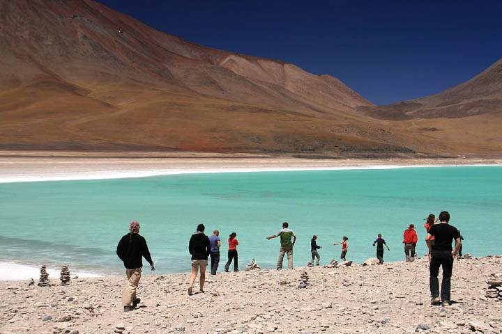 sa_bo_laguna_verde_007.jpg - Besucher an der lebensfeinlichen Laguna Verde in Bolivien