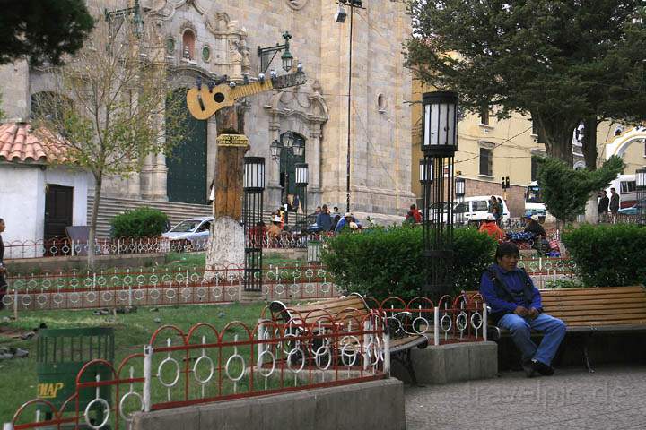 sa_bo_potosi_003.jpg - Am zentralen Plaza 10.11. in der Innenstadt von Potosí
