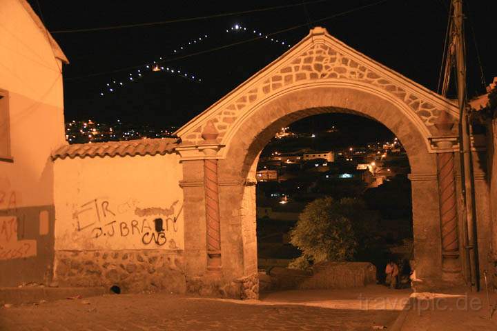 sa_bo_potosi_009.jpg - Blick durch den Arco de Cobija auf den Cerro Rico de Potosí