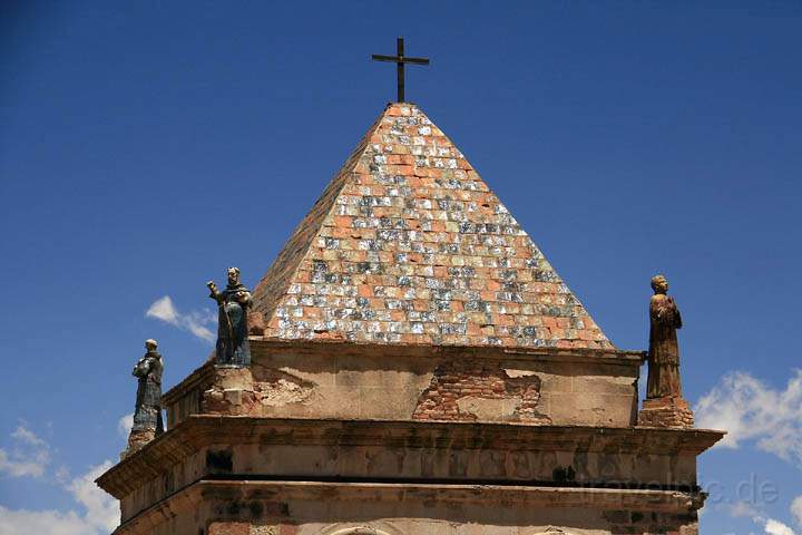 sa_bo_potosi_016.jpg - Die Apostel auf dem Dach des Turmes des Convento Museo San Francisco