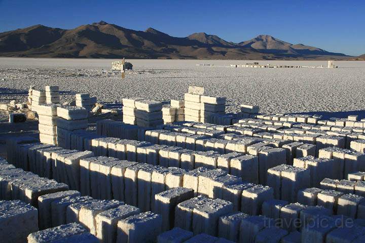 sa_bo_salar_de_uyuni_003.jpg - In der Salar de Uyuni wird Salz in Quaderform abgebaut, um Häuser zu bauen