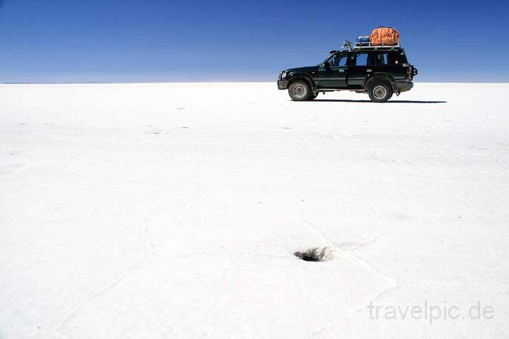 sa_bo_salar_de_uyuni_012.jpg - Ein Salzauge in der unendlich scheinenden Salar de Uyuni