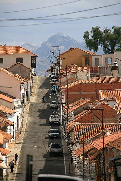 sa_bo_sucre_003.jpg - Auch im 2.810m hohen Sucre gibt es steile Straßen und schöne Bergkulissen