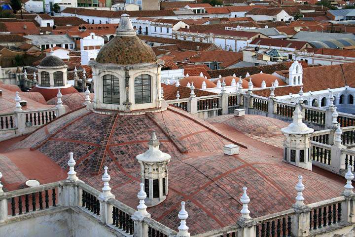 sa_bo_sucre_006.jpg - Blick von oben auf die Kathedrale am Plaza 25 de Mayo