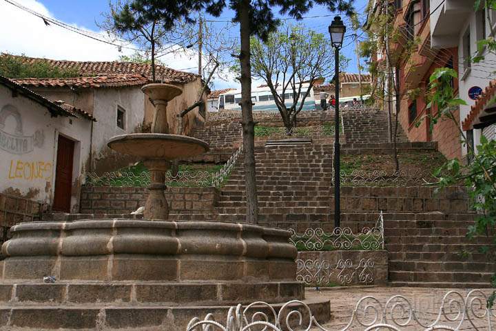 sa_bo_sucre_012.jpg - Ein Brunnen und eine Treppe in der nördlichen Innenstadt von Sucre
