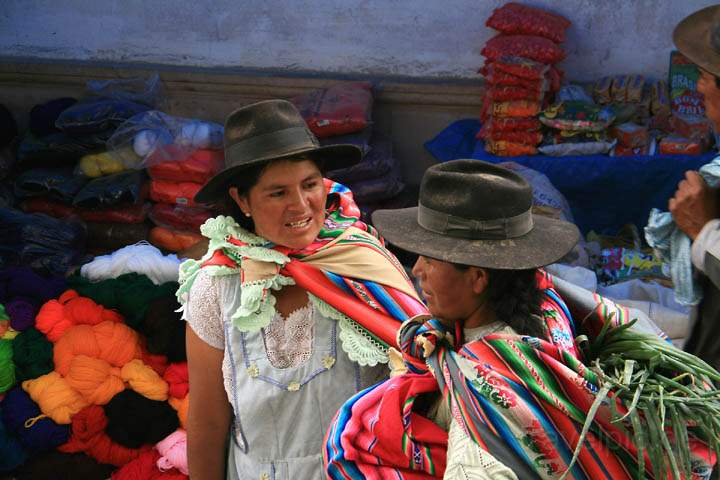 sa_bo_tarabuco_007.jpg - Auch Frauen tragen in Bolivien meist Hüte