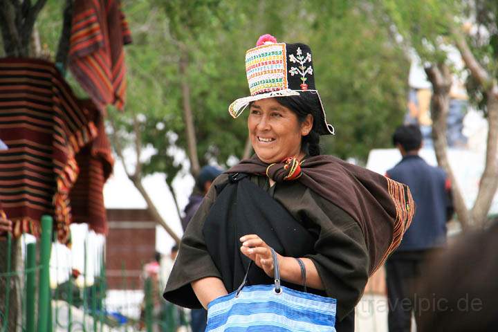 sa_bo_tarabuco_014.jpg - Eine bolivianische Frau auf dem Sonntagsmarkt von Tarabuco