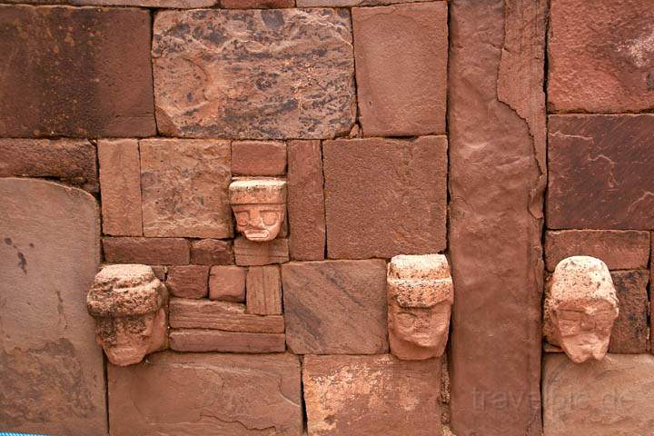 sa_bo_tiwanaku_012.jpg - Relieffiguren im versunkenen Hof der Anlage von Tiwanaku