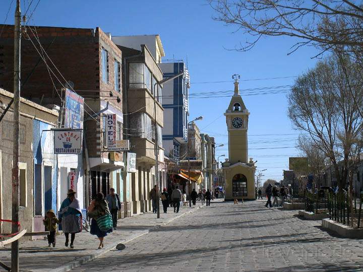 sa_bo_uyuni_003.jpg - Das Stadtzentrum von Uyuni mit dem Uhrturm