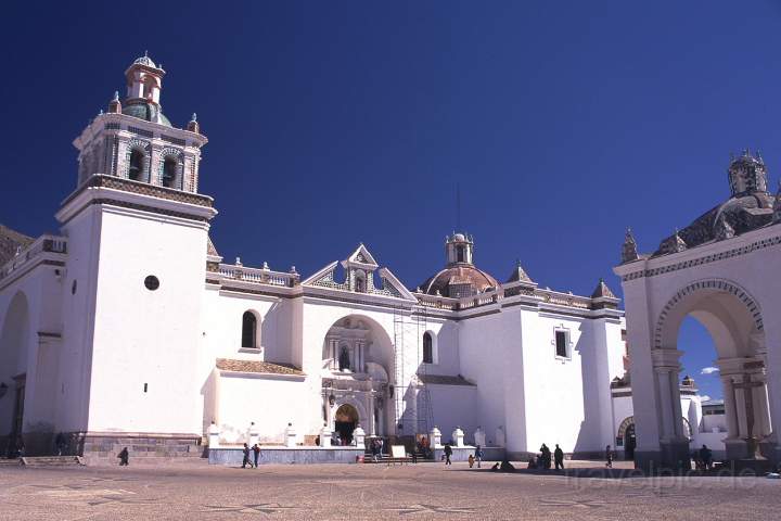 sa_bolivien_001.JPG - Die mächtige Basilica von Capacabana am Titikakasee, Bolivien