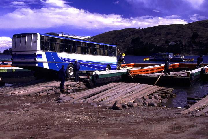 sa_bolivien_005.JPG - Busse werden über motorisierte Floße über die Seeenge des Titicacasees übergesetzt, Bolivien