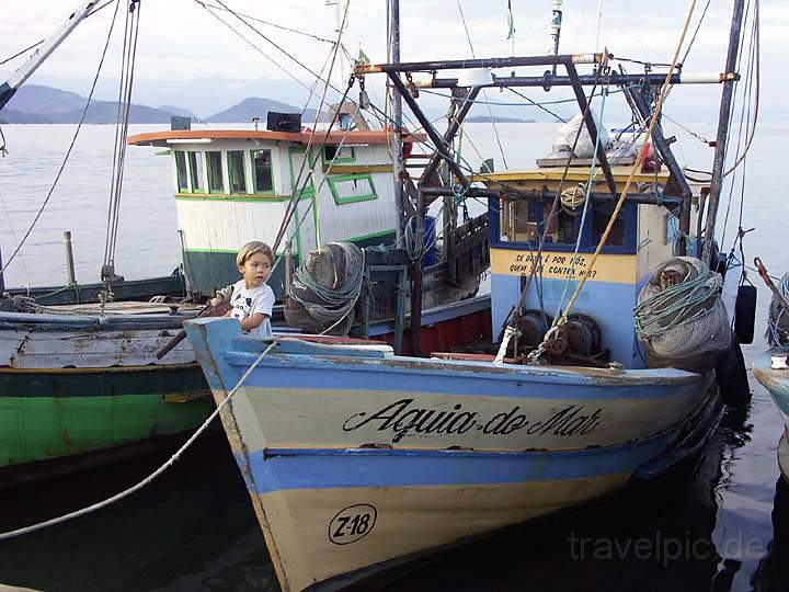 sa_br_angra_001.JPG - Kleiner Bootsführer im Hafen von Parati in Brasilien