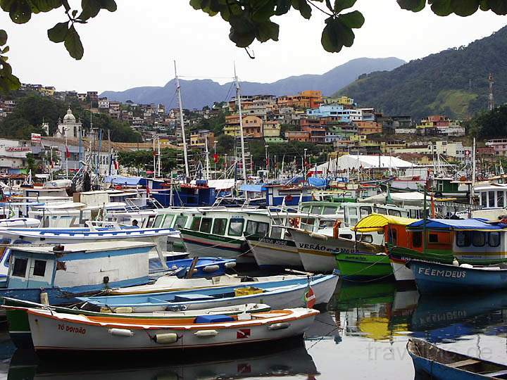 sa_br_angra_012.JPG - Der farbige Yachthafen von Angra dos Reis zwischen Sao Paulo und Rio de Janeiro