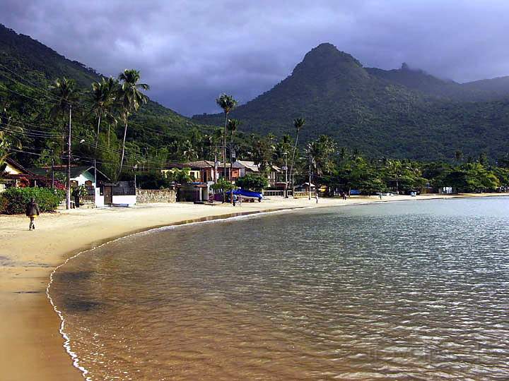 sa_br_angra_022.JPG - Strand entlang des Hauptorts Vila do Abraão der Ilha Grande