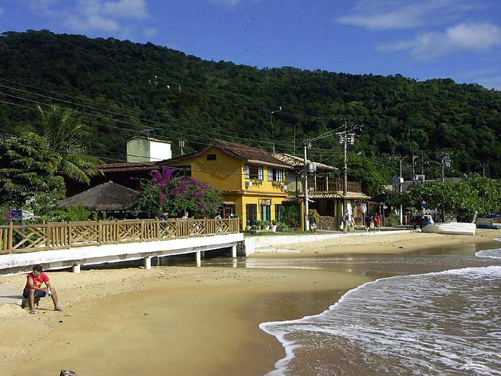 sa_br_angra_025.JPG - Häuser entland der Strandpromenade von Vila do Abraão