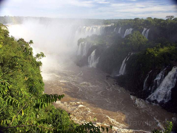 sa_br_iguacu_003.jpg - Die oberen Wasserfälle in Iguacu mit dem Teufelsschlund in der Gischt